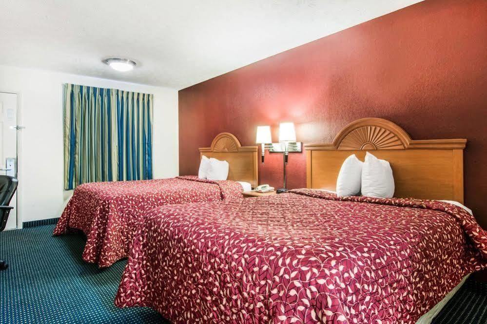 Rodeway Inn Фармингтон Экстерьер фото